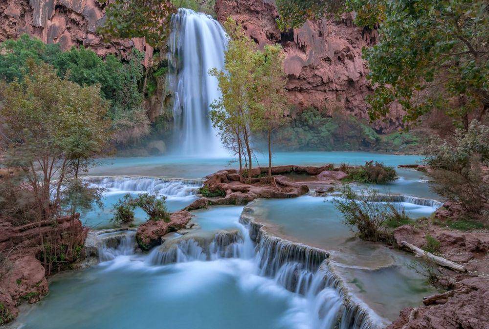 Air terjun yang tidak tinggi juga tak kalah indah. (unusualplaces.org)