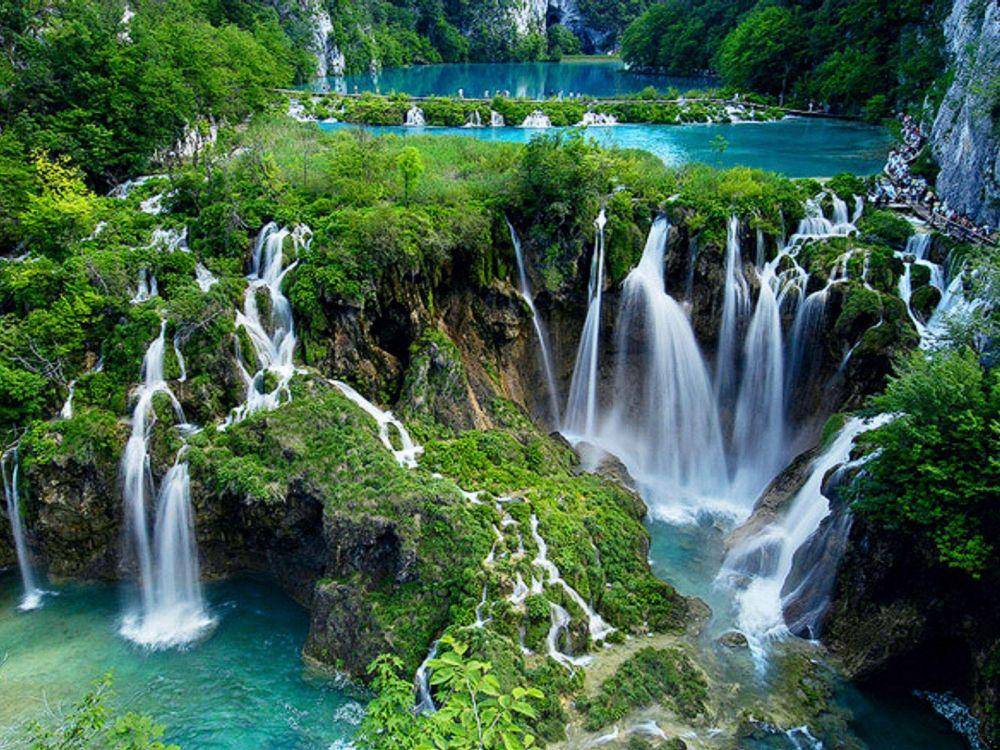 Air terjun Plitvike di Kroasia. (wallpapercave.com)