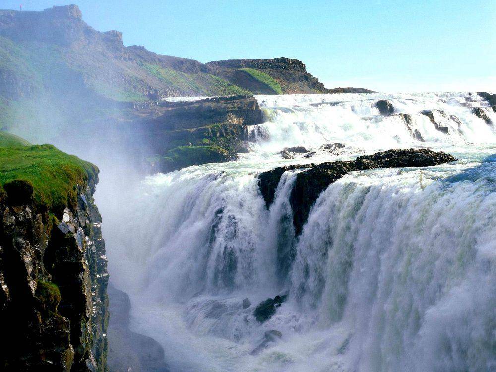 Tidak tinggi namun air terjun Gullfoss cukup berbahaya. (vistapointe.net)