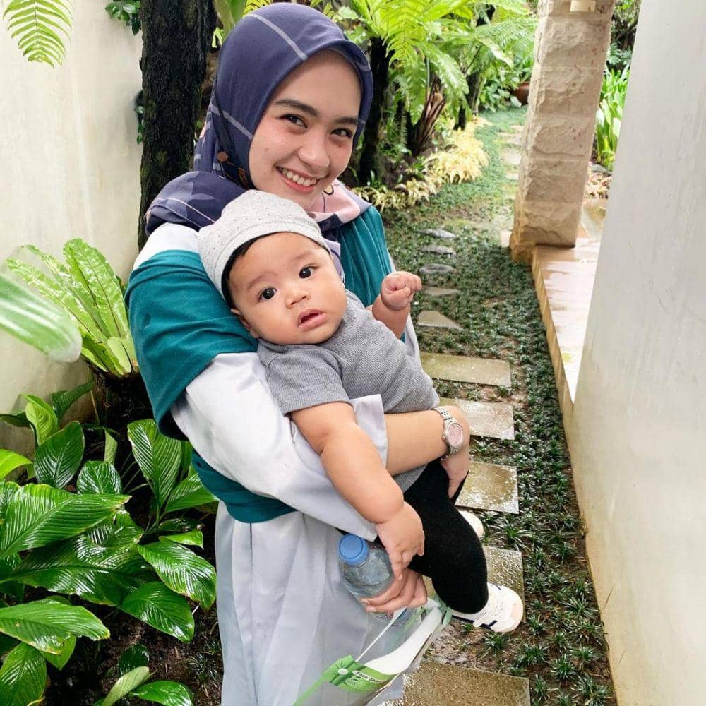 Ikha eks JKT48 momong anaknya. (Instagram.com/riskha.fairunnisa96)