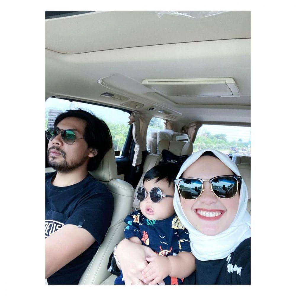 Ikha eks JKT48 bersama suami dan Acel (instagram.com/riskha.fairunnisa96)
