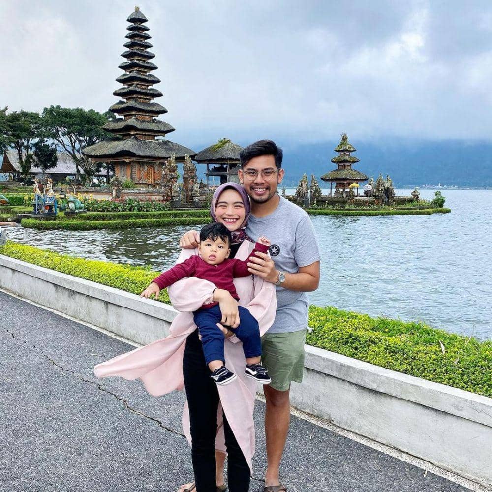 Ikha eks JKT48 bersama suami dan Acel (instagram.com/riskha.fairunnisa96)