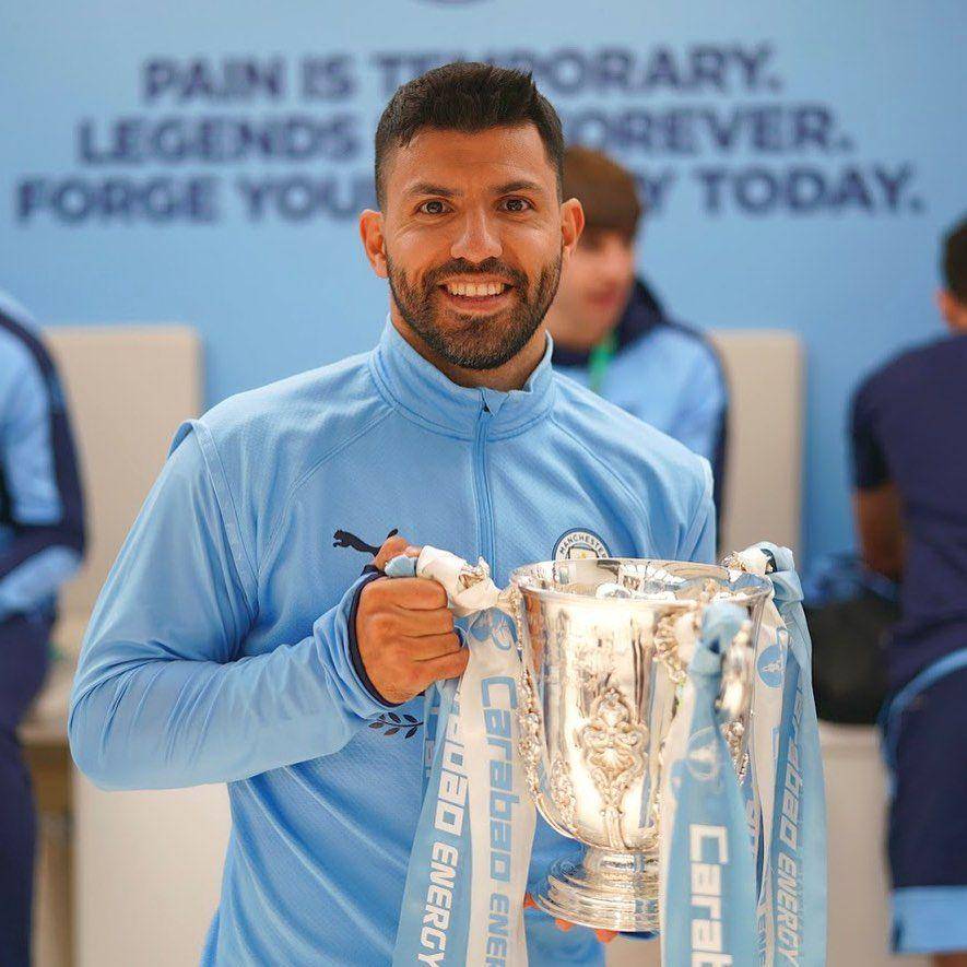 Sergio Aguero mengangkat piala Carabao Cup 2020/2021. (instagram.com/kunaguero)
