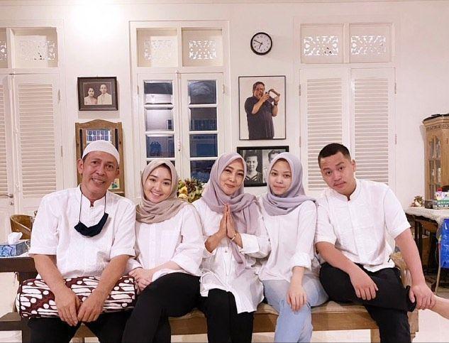 Jarang Disorot, 10 Potret Harmonis Keluarga Aktor Senior Yayu Unru