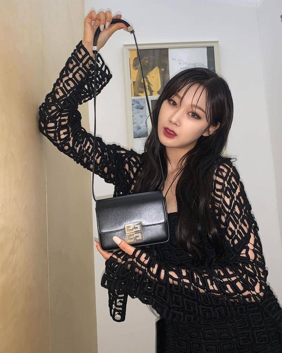 Potret Giselle aespa dengan rambut berponi (instagram.com/aespa_official)