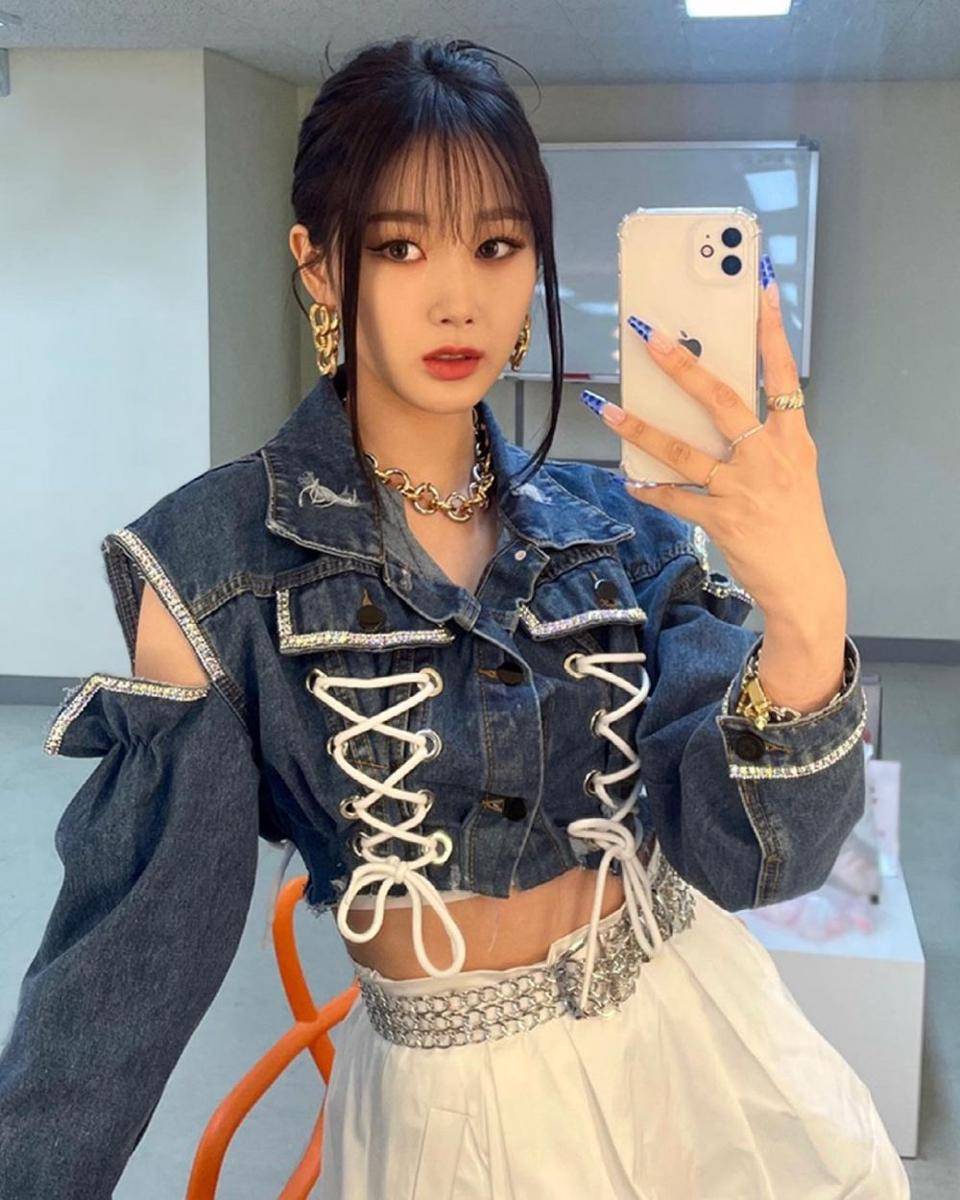 Potret Giselle aespa dengan rambut berponi (instagram.com/aespa_official)