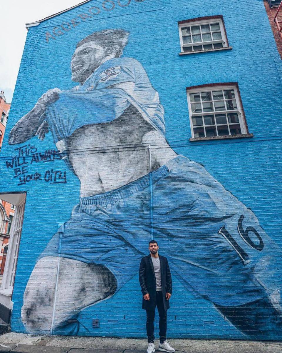 Sergio Aguero foto bersama mural raksasa di Kota Manchester. (instagram.com/kunaguero)