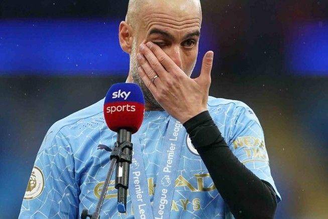 Manajer Manchester City Pep Guardiola terharu saat memberikan sambutan keberhasilan menjadi juara Liga Premier di Stadion Etihad, Manchester, Inggris, Minggu (23/5/2021) waktu setempat. ANTARA FOTO/Dave Thompson/Pool via REUTERS.