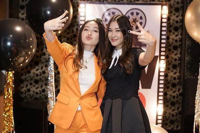 Bertema Netflix, 10 Momen Bridal Shower Karen Vendela