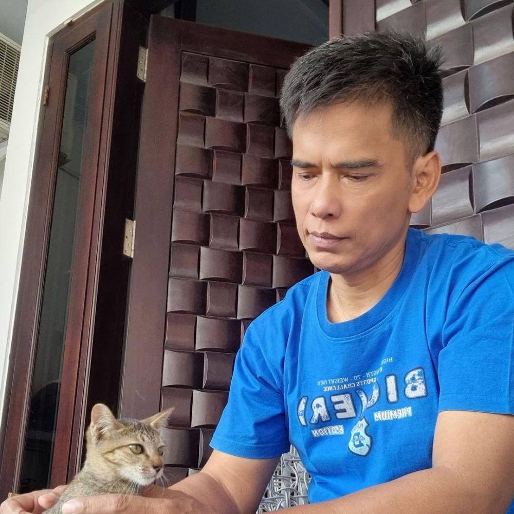 Ayah Lesti Kejora bermain bersama kucing. (Instagram.com/ayah_kejora)