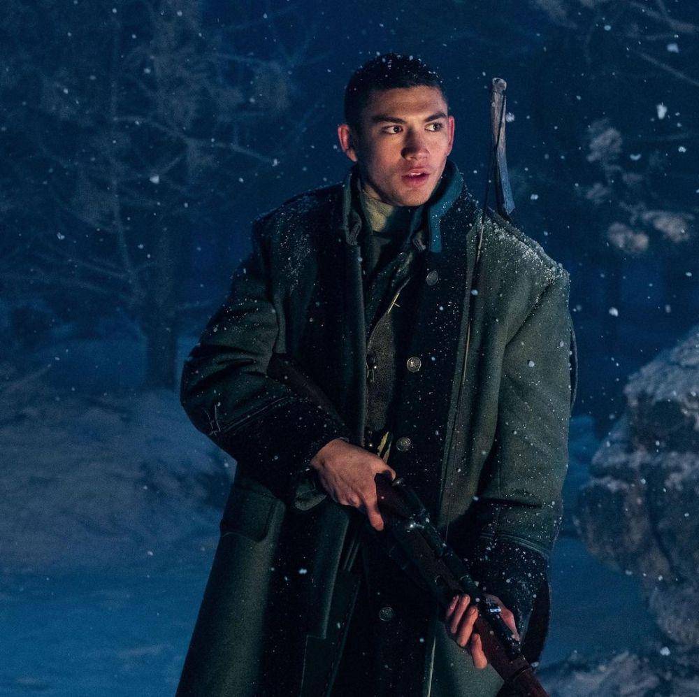 Archie Renaux dalam film Shadow and Bone (instagram.com/archierenaux3)
