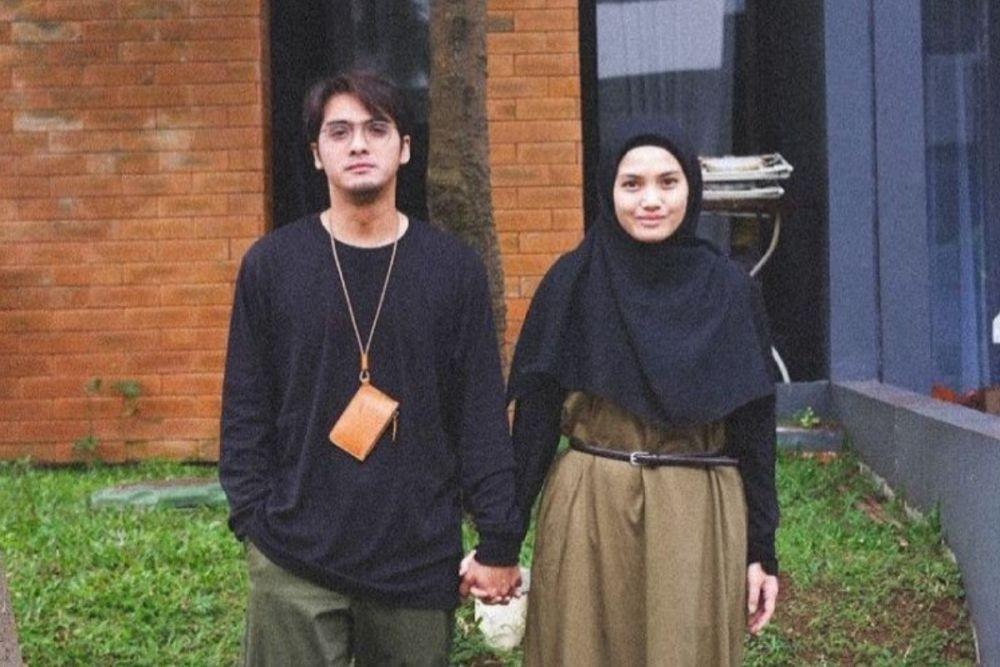 Punya Empat Anak, 10 Potret Ricky Harun dan Herfiza Masih Bak Pacaran