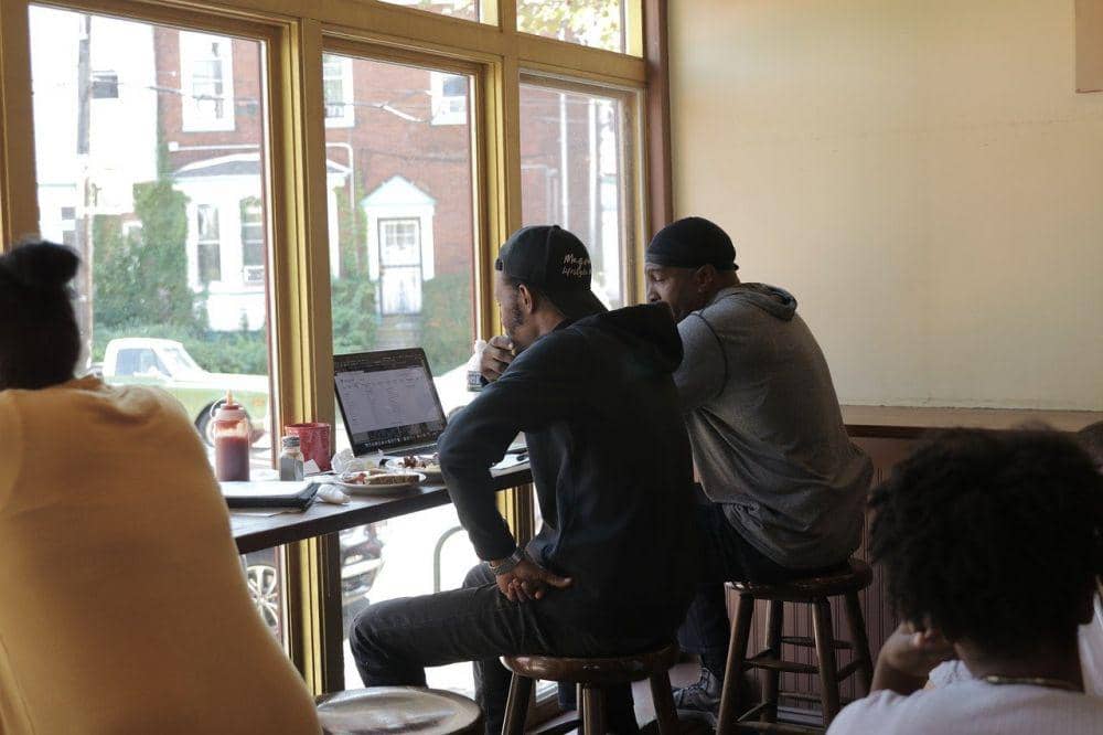 Ilustrasi sibuk bekerja (pixabay.com/magnumlifestylemedia)