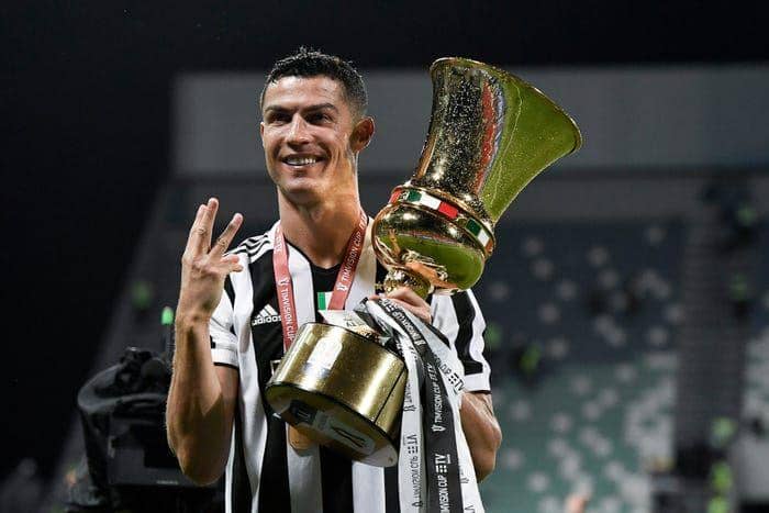 Cristiano Ronaldo berpose dengan trofi Coppa Italia (insider.com)