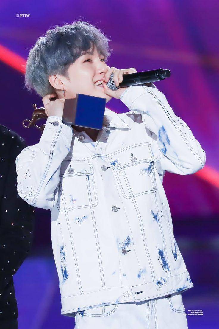 potret bangga Suga BTS (twitter.com/morethan0309)