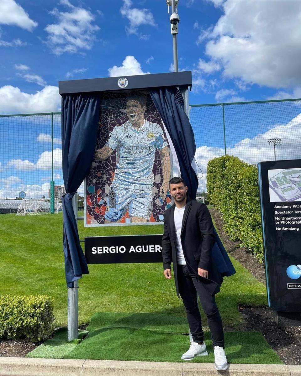 Sergio Aguero bersama ikon khusus di Etihad Stadium. (instagram.com/kunaguero)