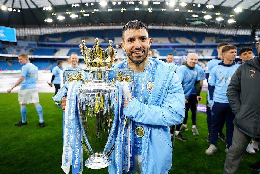 Sergio Aguero mengangkat piala Premier League terakhirnya bersama Manchester City. (instagram.com/kunaguero)