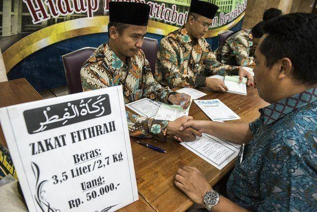 Ilustrasi bayar zakat. (ANTARA FOTO/M Agung Rajasa)