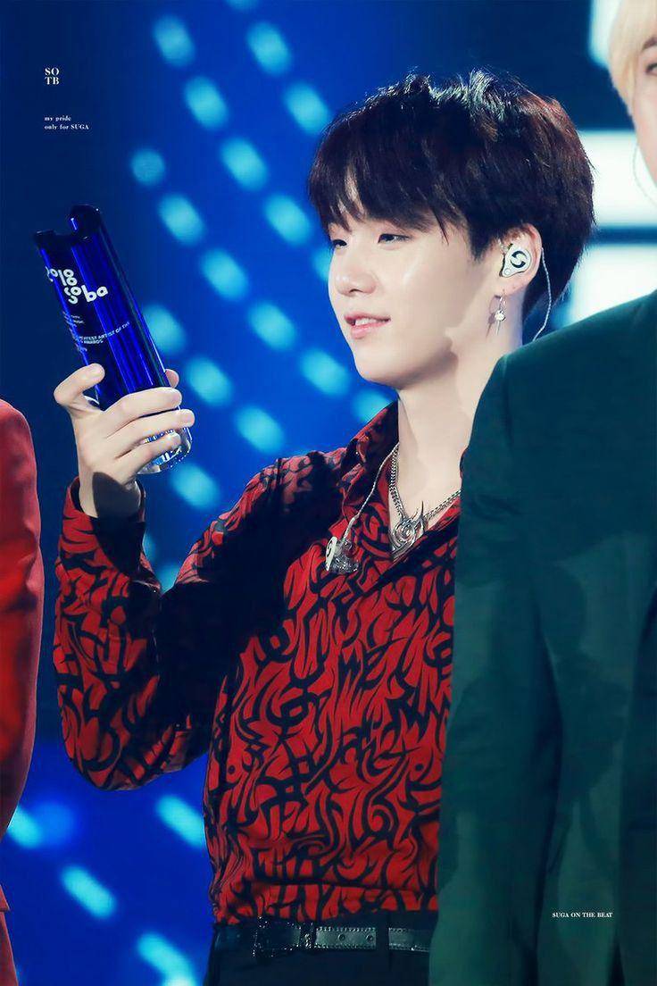 potret bangga Suga BTS (twitter.com/SUGAPlCS)