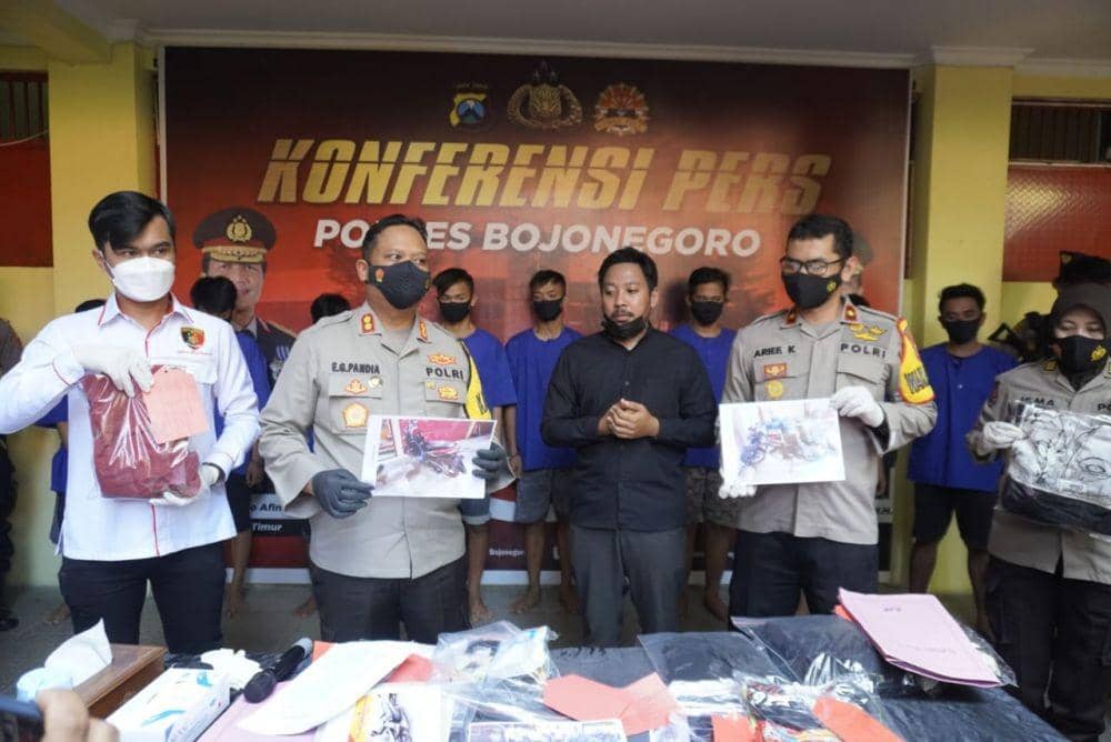 Polisi menunjukkan barang bukti tindak kejahatan. IDN Times/Dok Humas Polres Bojonegoro