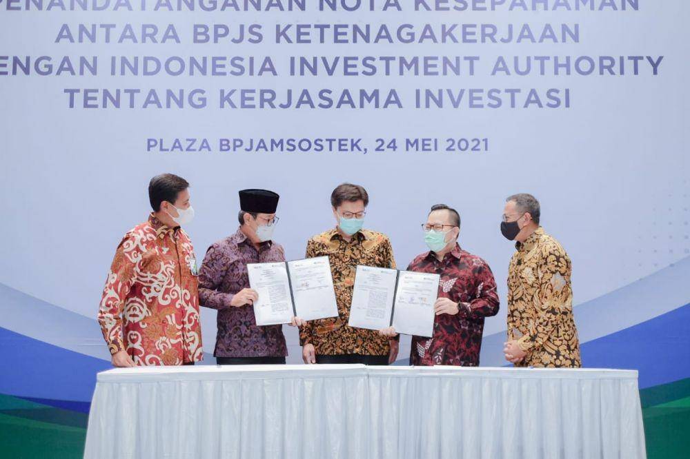 Badan Penyelenggara Jaminan Sosial Ketenagakerjaan (BPJamsostek) dan Indonesia Investment Authority (INA) menandatangani nota kesepahaman untuk mengoptimalkan kinerja investasi institusi, sekaligus mendukung program pemerintah. (Dok. BPJamsostek)