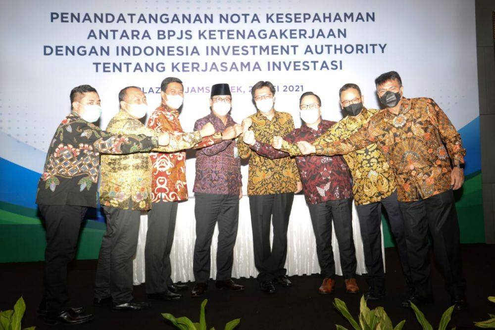 Badan Penyelenggara Jaminan Sosial Ketenagakerjaan (BPJamsostek) dan Indonesia Investment Authority (INA) menandatangani nota kesepahaman untuk mengoptimalkan kinerja investasi institusi, sekaligus mendukung program pemerintah. (Dok. BPJamsostek)