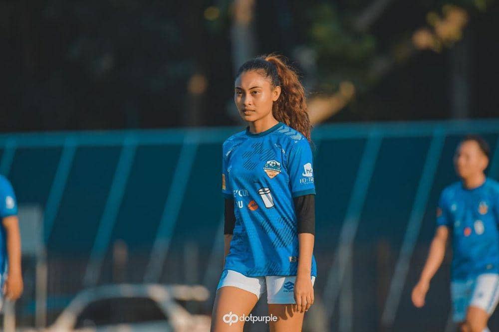 Potret Novia Bachmid bermain sepak bola (instagram.com/noviabachmid)