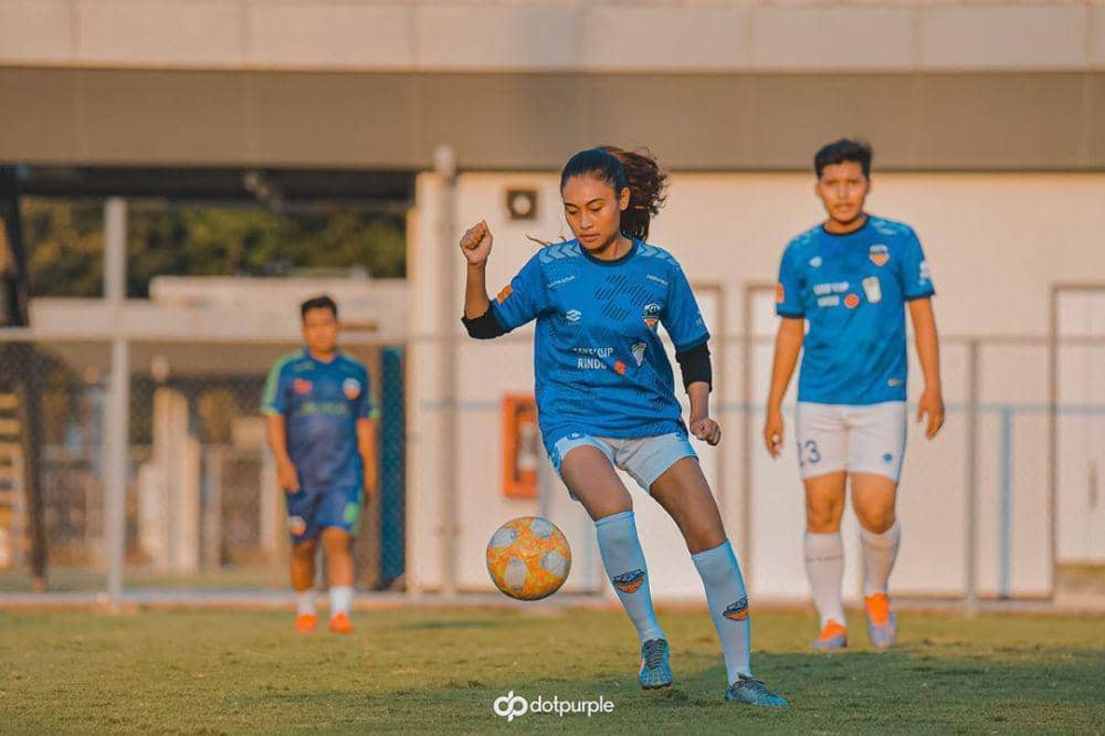 Potret Novia Bachmid bermain sepak bola (instagram.com/noviabachmid)