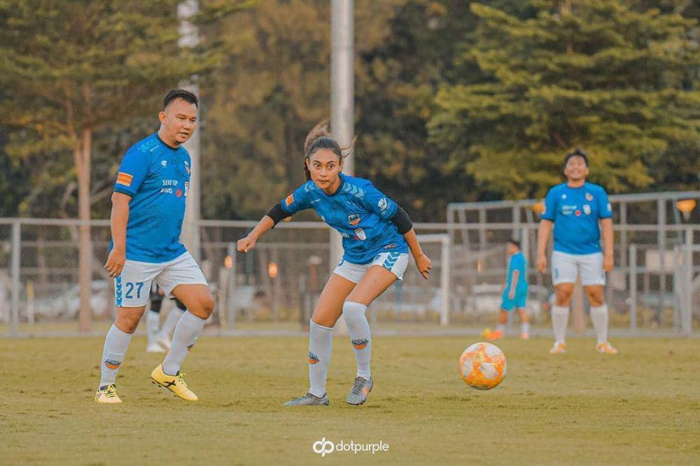Potret Novia Bachmid bermain sepak bola (instagram.com/noviabachmid)