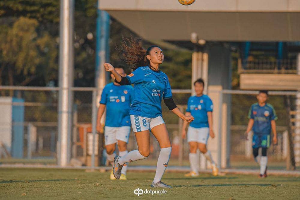 Potret Novia Bachmid bermain sepak bola (instagram.com/noviabachmid)
