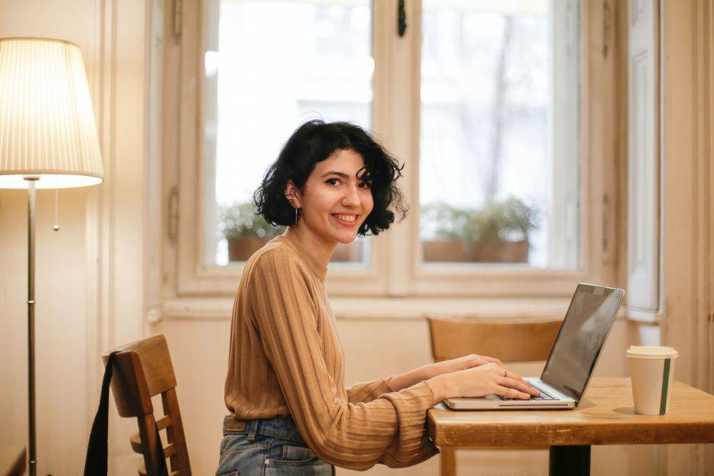 ilustasi penulis yang bahagia (pexels.com/Andrea Piacquadio)