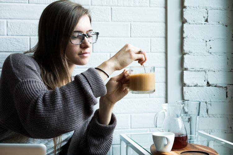 Ilustrasi wanita menikmati minuman (unsplash.com/alex_boyd)