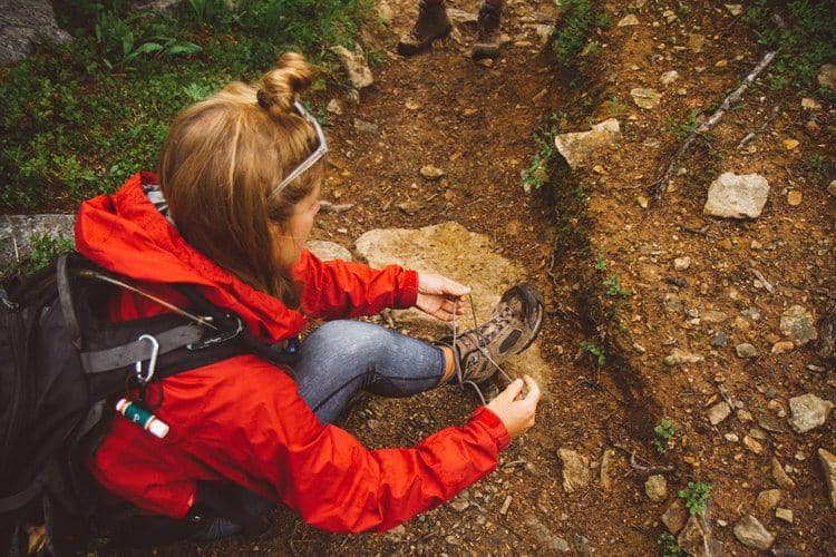 Ilustrasi wanita mengikat tali sepatu (unsplash.com/hollymandarich)