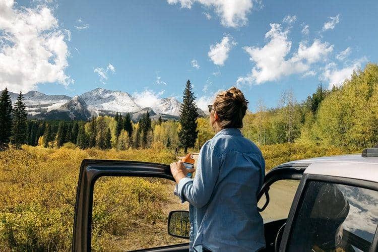 Ilustrasi wanita melihat ke gunung (unsplash.com/hollymandarich)