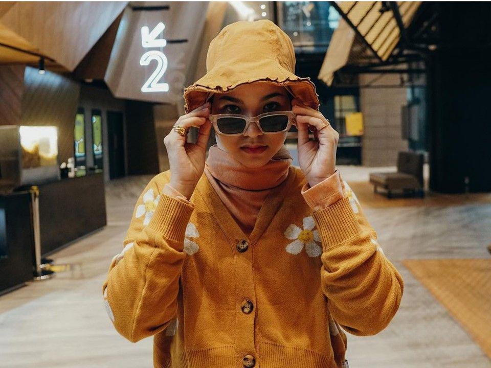 10 Potret Kece Marsha Natika saat Kenakan Topi, Trendy!