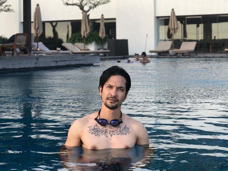 Ayah Dua Anak, 10 Potret Gagah Edward Akbar yang Dijuluki Hot Daddy