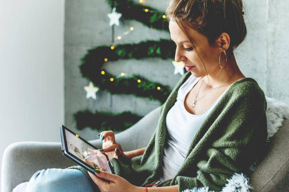 Perempuan sedang belanja online (Shutterstock/Stock Rocket)
