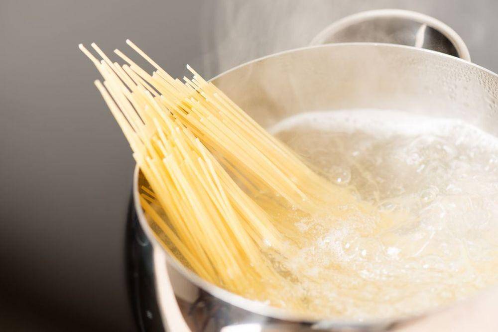 Ilustrasi memasak spaghetti (eater.com)