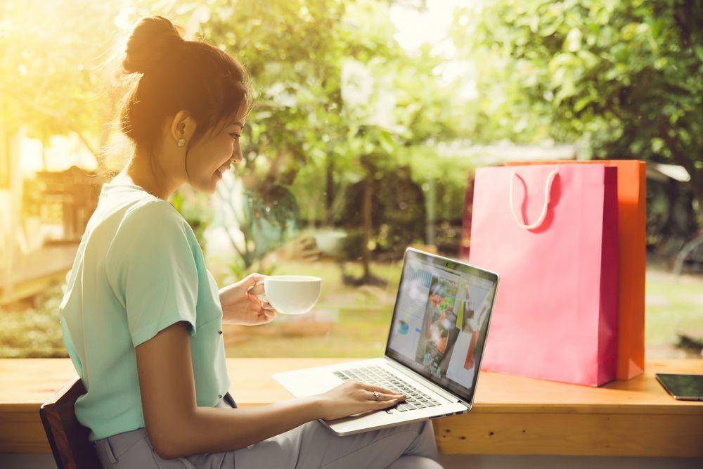 Perempuan sedang belanja online (Shutterstock/TORWAISTUDIO)