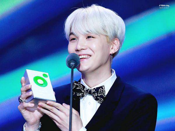 potret bangga Suga BTS (kpop.asiachan.com)