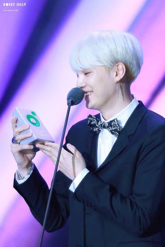 potret bangga Suga BTS (kpop.asiachan.com)