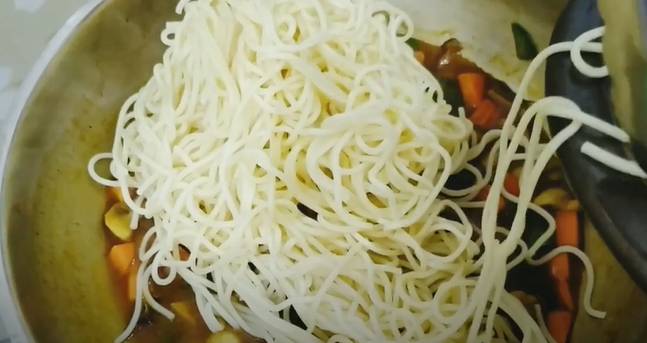 Ilustrasi memasak spaghetti saus kari (youtube.com/momokokitchen)