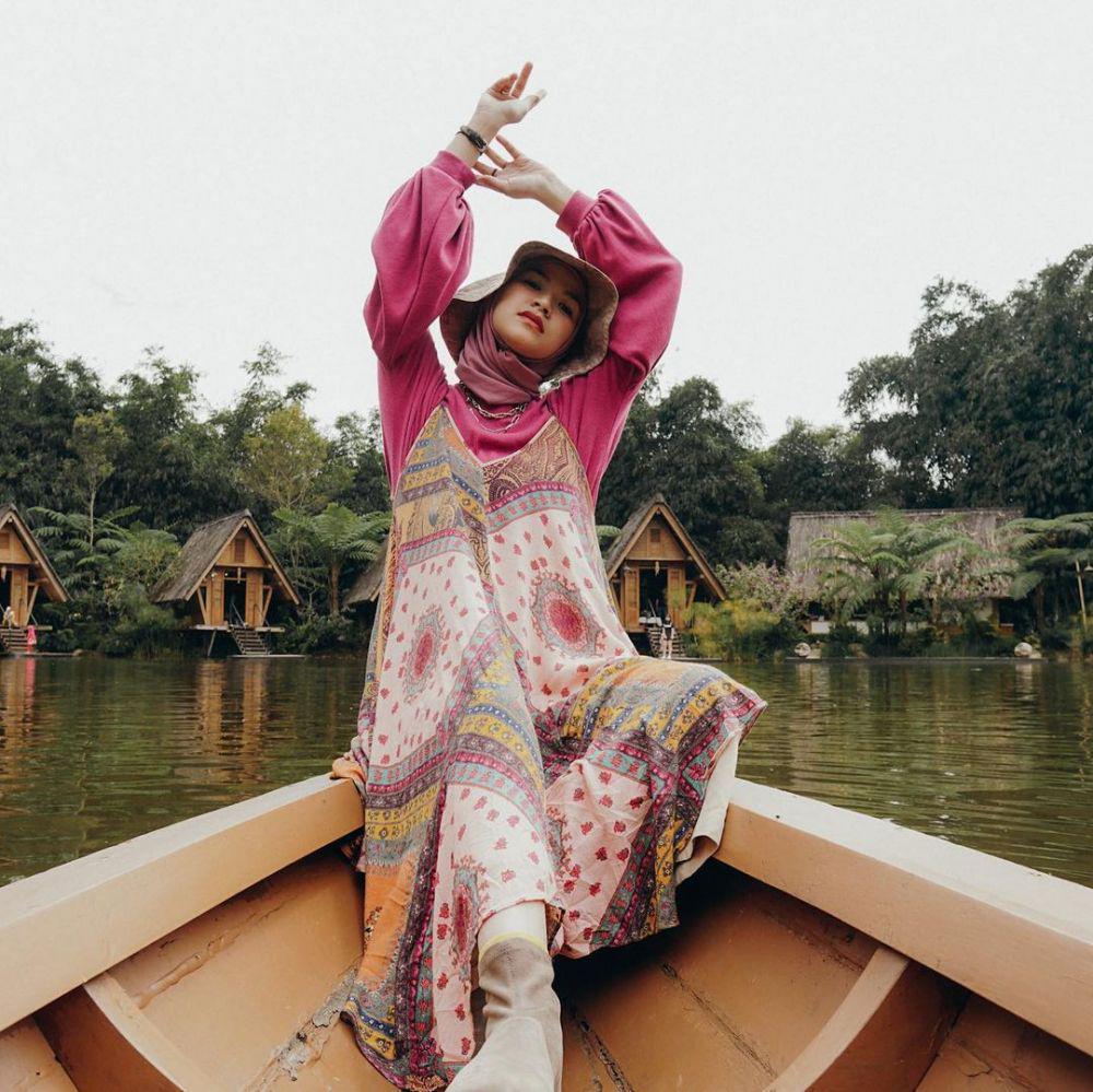 Marsha Natika mengenakan topi. (instagram.com/marshanatika)