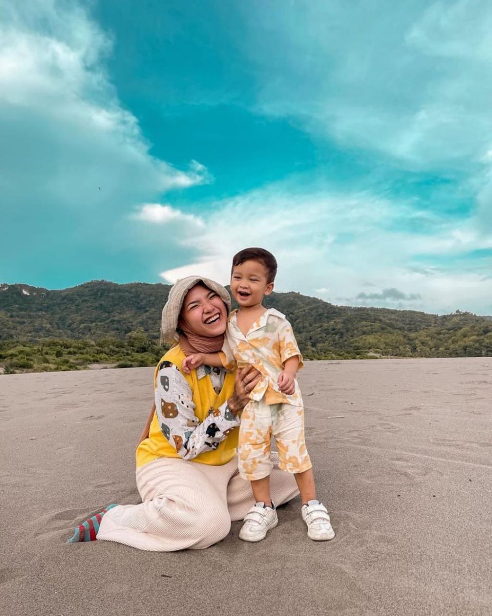 Marsha Natika mengenakan topi. (instagram.com/marshanatika)