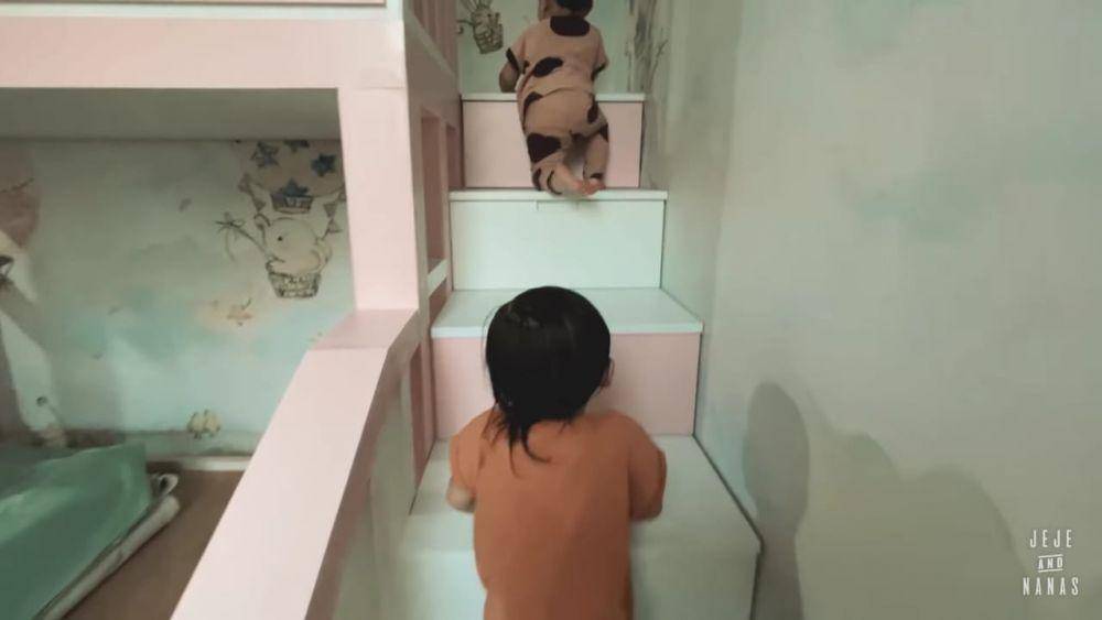 Potret kamar anak kembar Jeje dan Syahnaz. (dok. youtube.com/Jeje & Nanas Channel)
