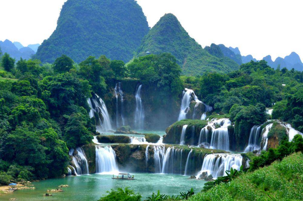 Salah satu air terjun di China. (vistapointe.net)