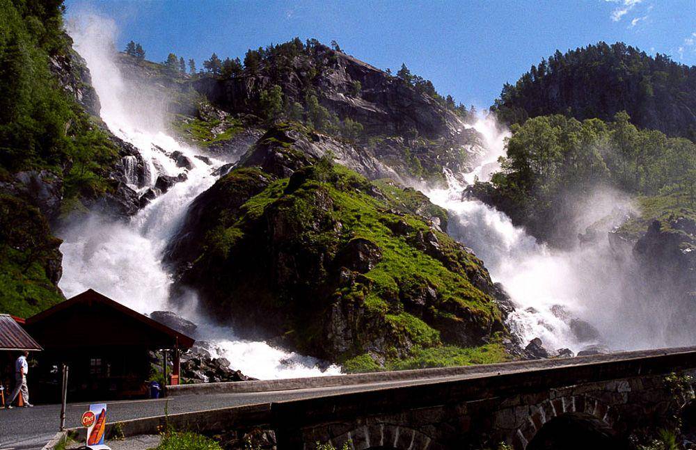 Negeri indah Norwegia juga punya pemandangan air terjun. (europeanwaterfalls.com)