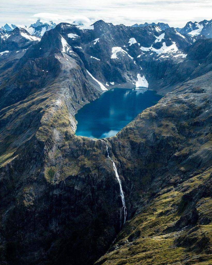 Foto air terjun Shuterland diambil dari ketinggian. (southernlakeshelicopters.co.nz)