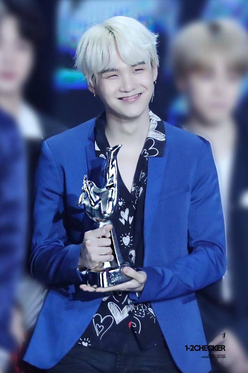 potret bangga Suga BTS (koreaboo.com)