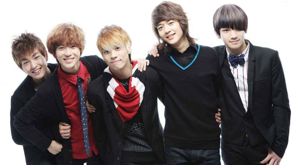 Foto lawas SHINee dengan 5 personel. (www.wp.com)